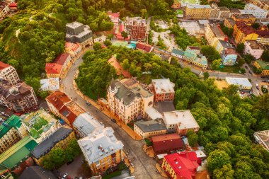 Ukrayna 'nın başkenti Kyiv' de gün batımında Andrews Descent 'in hava görüntüsü. Seyahat hedef arkaplanı
