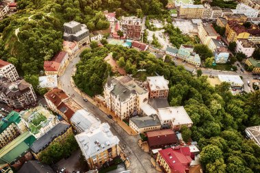 Ukrayna 'nın başkenti Kyiv' de gün batımında Andrews Descent 'in hava görüntüsü. Seyahat hedef arkaplanı