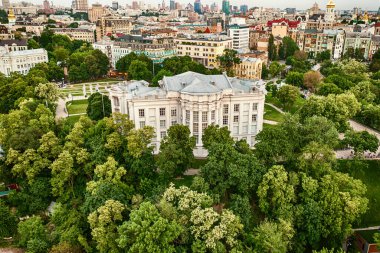 Ukrayna 'nın başkenti Kyiv' deki tarihi müzenin günbatımında havadan görünüşü. Seyahat hedef arkaplanı