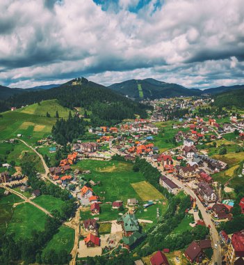 Bukovel, Carpathian dağları, Ukrayna 'daki yaz dağlarının havadan görünüşü. Seyahat gezisi manzarası