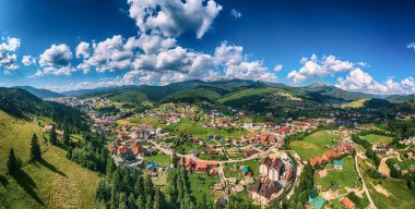 Bukovel, Carpathian dağları, Ukrayna 'daki yaz dağlarının havadan görünüşü. Seyahat gezisi manzarası, panoramik manzara