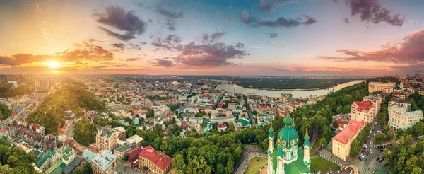 空からキエフのパノラマビュー 夏のキエフの夕日聖アンドリュー教会と降下 市内の歴史的中心部 ドローンで撮影 目的地の空中風景 — ストック写真
