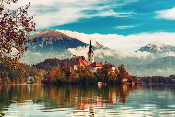 Antagande Kyrka Sjön Bled Slovenien Med Blå Himmel Och Moln — Stockfoto