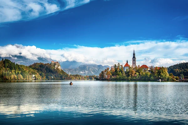 秋には青い空と雲に包まれたスロベニア湖の教会 — ストック写真