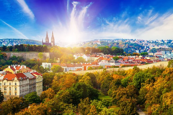 大聖堂や赤い屋根の秋の Vysegrad プラハ チェコ共和国に表示 旅行の季節のビンテージ ヒップスター背景 — ストック写真