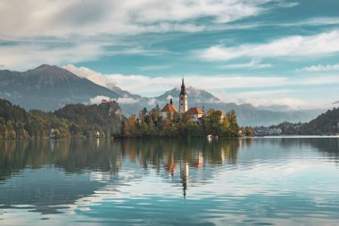 Slovenya, Göl 'deki Varsayım Kilisesi Sonbaharda mavi gökyüzü ve bulutlarla