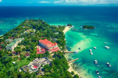 Güzel Karayip tropik adası Cayo Levantado sahilinin insansız hava aracı manzarası. Bacardi Adası, Dominik Cumhuriyeti. Tatil arkaplanı.