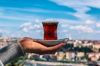 İstanbul ve Türkiye 'nin manzarasına karşı bir fincan geleneksel Türk çayı
