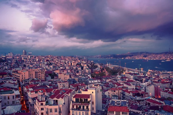 Fırtınalı, karamsar gökyüzü ve bulutlarla İstanbul 'a güzel bir manzara, Türk arka planında seyahat