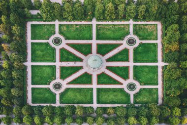 Münih, Almanya 'da güzel simetrik bir Hofgarten parkı. Ortasında Diana tapınağı var. Yukarıdan düz görüntü. Rönesans mimarisi