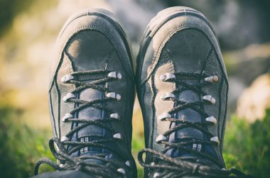 Uçurumun karşı dağlarda trekking botları sağlıklı aktif yaşam tarzı arka plan seyahat