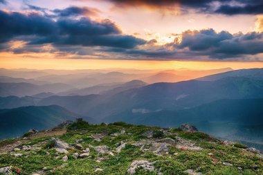 Dramatik gökyüzünde rengarenk gün doğumuyla inanılmaz bir dağ manzarası, doğal dış dünya seyahati. Güzellik dünyası. Panoramik görünüm.