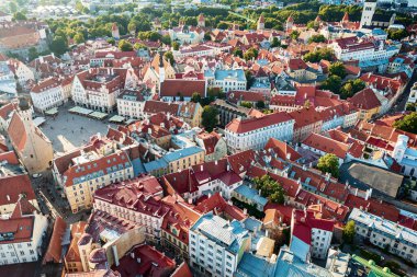 Tallinn Eski Kasabası 'nın havadan görünüşü. Estonya 'nın başkentinin merkezine yukarıdan bak. Seyahat hedefi kavramı