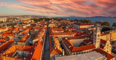 Zadar 'ın eski kasaba ve deniz manzarası. Zadar, Hırvatistan. Seyahat yerleri, tatil geçmişi. Yukarıdan panoramik görünüm.