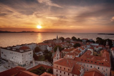 Zadar 'ın eski kasaba ve deniz manzarası. Zadar, Hırvatistan. Seyahat yerleri, tatil geçmişi. Gün doğumunda yukarıdan görüntüle