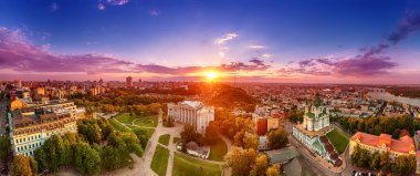 Gökyüzünden Kyiv 'in panoramik görüntüsü. St. Andrew kilisesi ve inişi ile Kiev yaz boyunca gün batımı. Şehrin tarihi merkeziydi. İnsansız hava aracı ile çekildi. Seyahat noktalarının hava görüntüsü