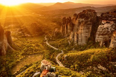 Meteora, Yunanistan. Kum taşı oluşumları, gün batımında Rousanou ve Nikolaos manastırları. Seyahat hedef arkaplanı