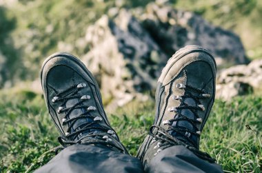 Uçurumun karşı dağlarda trekking botları sağlıklı aktif yaşam tarzı arka plan seyahat