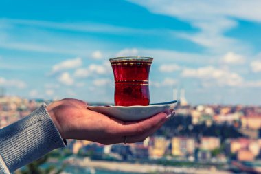 İstanbul ve Türkiye 'nin manzarasına karşı bir fincan geleneksel Türk çayı