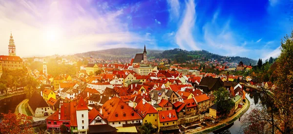 チェスキー クルムロフ チェコの有名な歴史ある美しい町で 赤い屋根と礼拝堂があります パノラマビュー — ストック写真