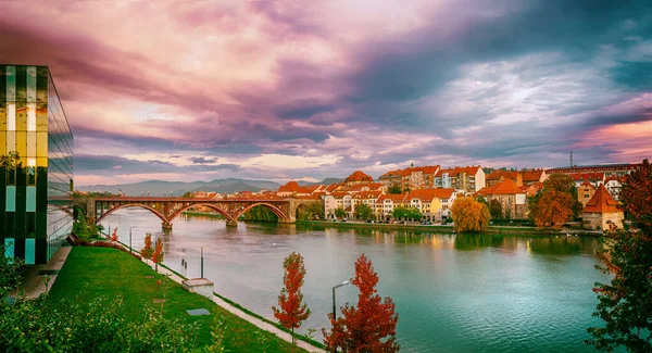 Maribor Şehrinin Güzel Manzarası Slovenya Güneşin Doğuşu Nehir Dramatik Gökyüzü — Stok fotoğraf