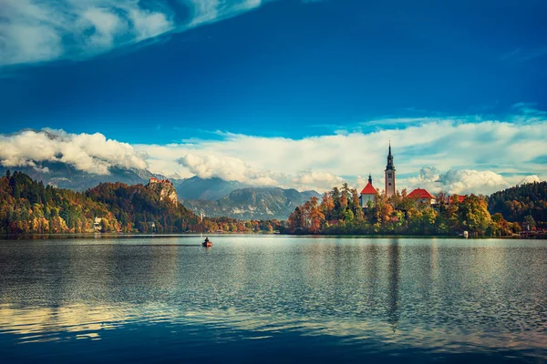 Igreja Assunção Lake Bled Eslovênia Com Céu Azul Nuvens Outono — Fotografia de Stock