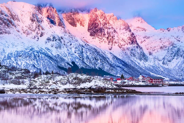 Landskap Med Vacker Vintersjö Och Snöiga Berg Vid Solnedgången Lofoten — Stockfoto