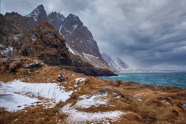 Scénický Pohled Krásnou Zimní Mořskou Skandinávskou Krajinu Modrou Oblohou Horami — Stock fotografie