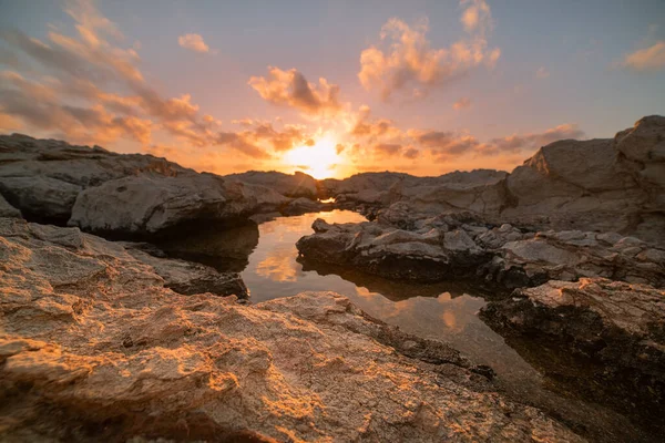 Piękny Kolorowy Zachód Słońca Nad Morzem Cyprze Dramatycznymi Chmurami Głazami — Zdjęcie stockowe