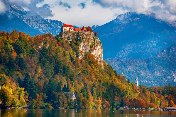 Castelo Bled Construído Topo Penhasco Com Vista Para Lago Bled — Fotografia de Stock