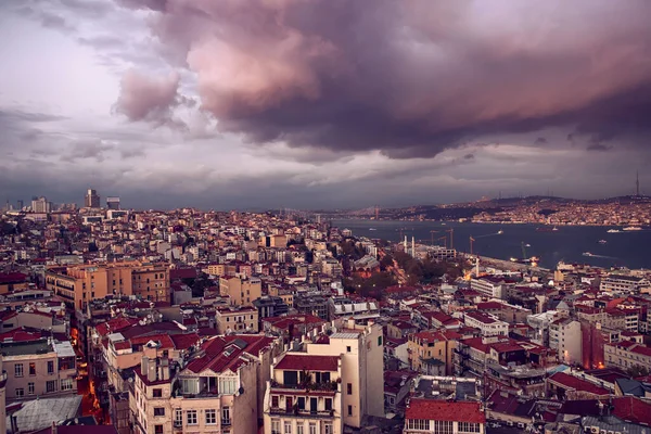 Hermosa Vista Estambul Turquía Con Tormentoso Cielo Oscuro Dramático Nubes — Foto de Stock