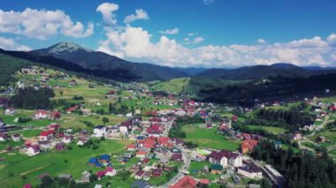 Karpat Dağları 'ndaki Bukovel Köyü' nün havadan görünüşü Ukrayna 'dan 4k video, yaz manzarası.
