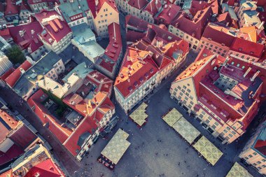 Tallinn Eski Kasabası 'nın havadan görünüşü. Estonya 'nın başkentinin merkezine yukarıdan bak. Seyahat hedefi kavramı