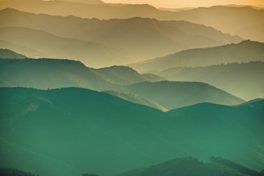 Karpat Dağları yaz günbatımı manzarası soyut dağ tepelerinin mavi renkleriyle gradyanı, doğal seyahat arka planı