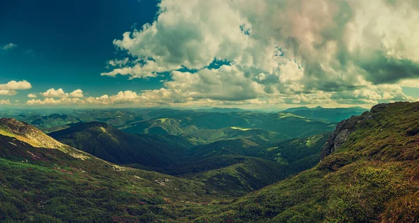 Карпатские Горы Летний Пейзаж Голубым Небом Облаками Природный Летний Фон — стоковое фото