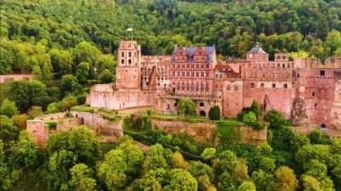 Heidelberg: Heidelberg Şatosu 'nun hava manzarası Heidelberger Schloss, tepenin üstündeki ortaçağ kalesi - Almanya' nın yukarıdan manzarası, Avrupa, 4K