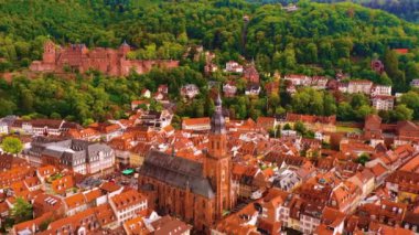 Heidelberg 'in yukarıdan görünüşü. Almanya 'nın kırmızı çatıları olan Heidelberg' in eski şehir manzarası. Heidelberg 'in hava görüntüsü, Almanya Eski Kasabası. Heidelberg 'in hava görüntüsü. 4K