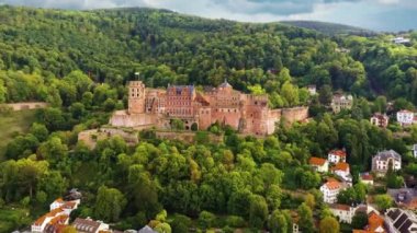 Heidelberg: Heidelberg Şatosu 'nun hava manzarası Heidelberger Schloss, tepenin üstündeki ortaçağ kalesi - Almanya' nın yukarıdan manzarası, Avrupa, 4K