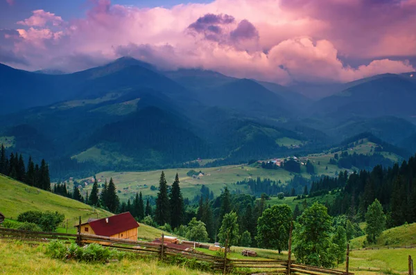 Καρπάθια Βουνά Καλοκαιρινό Τοπίο Συννεφιασμένο Ουρανό Και Χωριό Φυσικό Καλοκαίρι — Φωτογραφία Αρχείου