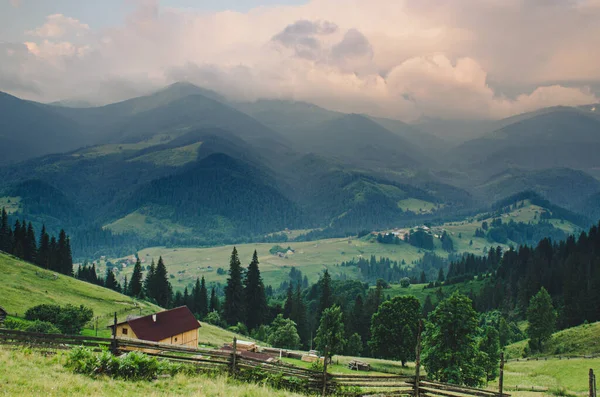 Karpaten Zomer Landschap Met Bewolkte Lucht Dorp Natuurlijke Zomer Reizen — Stockfoto