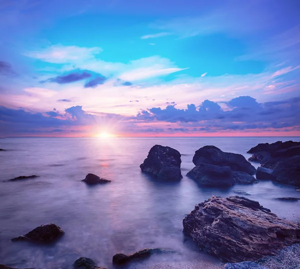 Όμορφη Πολύχρωμη Ανατολή Στη Θάλασσα Δραματικά Σύννεφα Και Ογκόλιθους Ομορφιά — Φωτογραφία Αρχείου