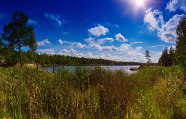 Kayalıklarda güzel bir yaz taş ocağı gölü bulutlu mavi gökyüzü, doğal arka plan