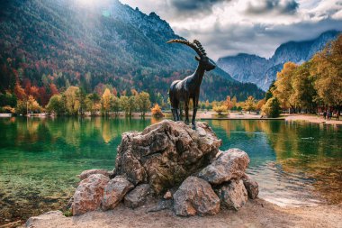 Jasna Gölü ve önünde dağ keçisi anıtı olan Chamois Zlatorog. Triglav Ulusal Parkı, Slovenya