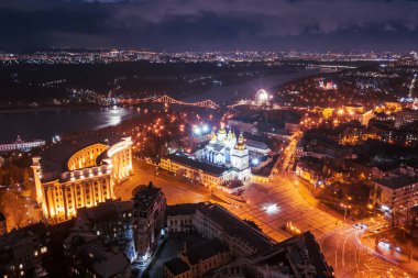 Kyiv şehir merkezinin hava gece görüşü. Kiev. Aziz Michaels Altın Kubbeli Manastır ve Katedral Aydınlanmış
