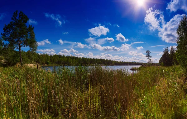 Озеро Летнего Карьера Скалах Облачным Голубым Небом Естественный Ландшафтный Фон — стоковое фото