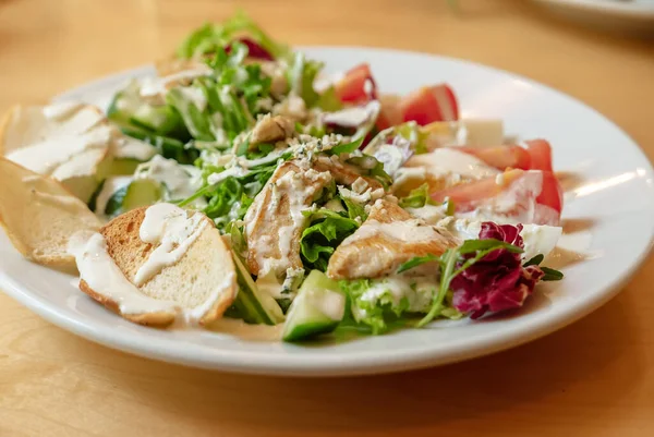 Deliciosa Salada Com Chiken Grelhado Legumes Frescos Fundo Comida — Fotografia de Stock