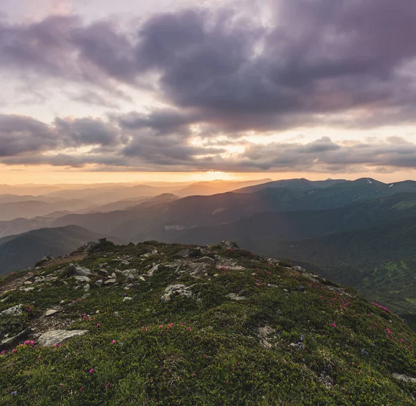 Verbazingwekkende Berglandschap Met Kleurrijke Levendige Zonsondergang Bewolkte Hemel Natuurlijke Outdoor — Stockfoto