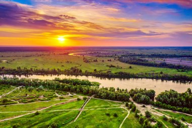 Kırsal yaz günbatımı manzarası nehir ve dramatik renkli gökyüzü, doğal arka plan, hava manzarası