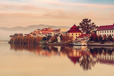 Slovenya 'nın Maribor şehrinin güzel manzarası, gün doğumunda, nehir ve sis ile. Açık hava arkaplanına git.