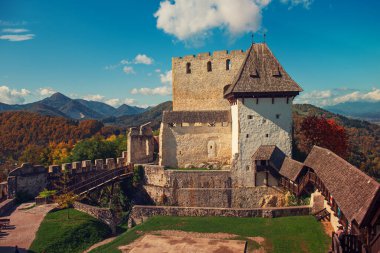 Slovenya 'nın Celje şehrindeki ortaçağ kalesi. Açık hava turistik geçmişi